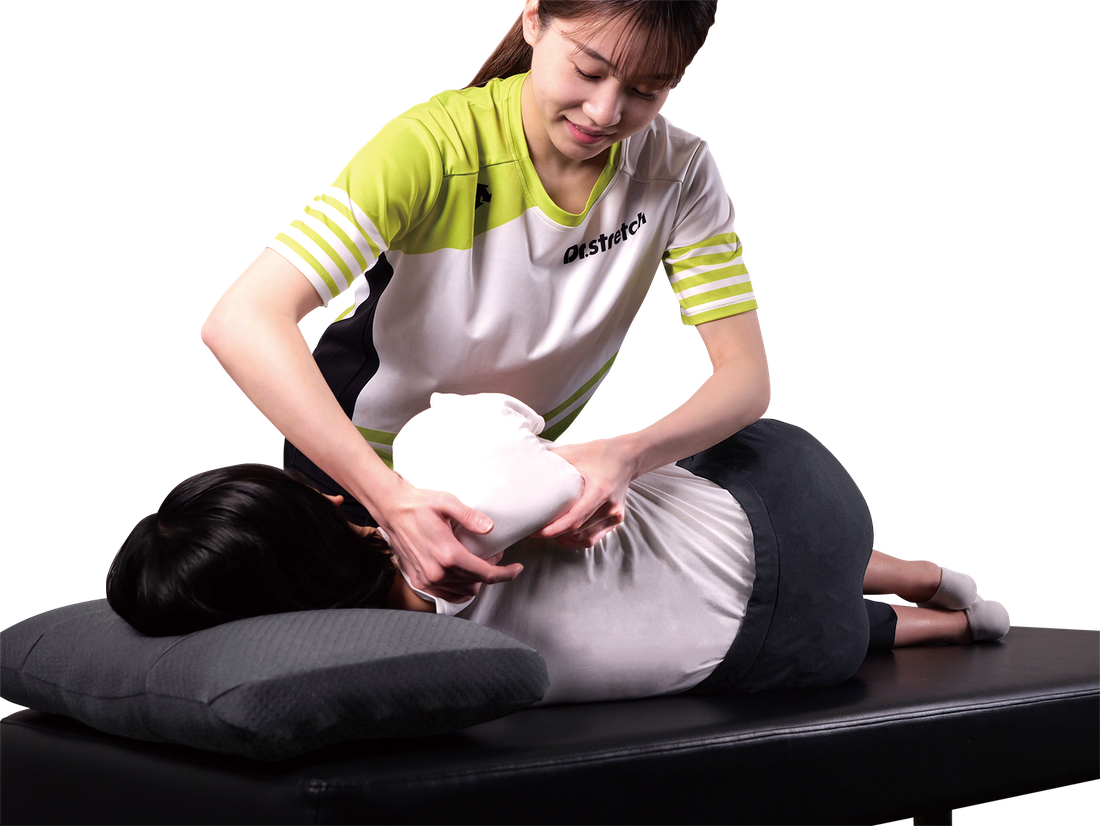 A Dr.stretch specialist guiding a 1-on-1 assisted stretch