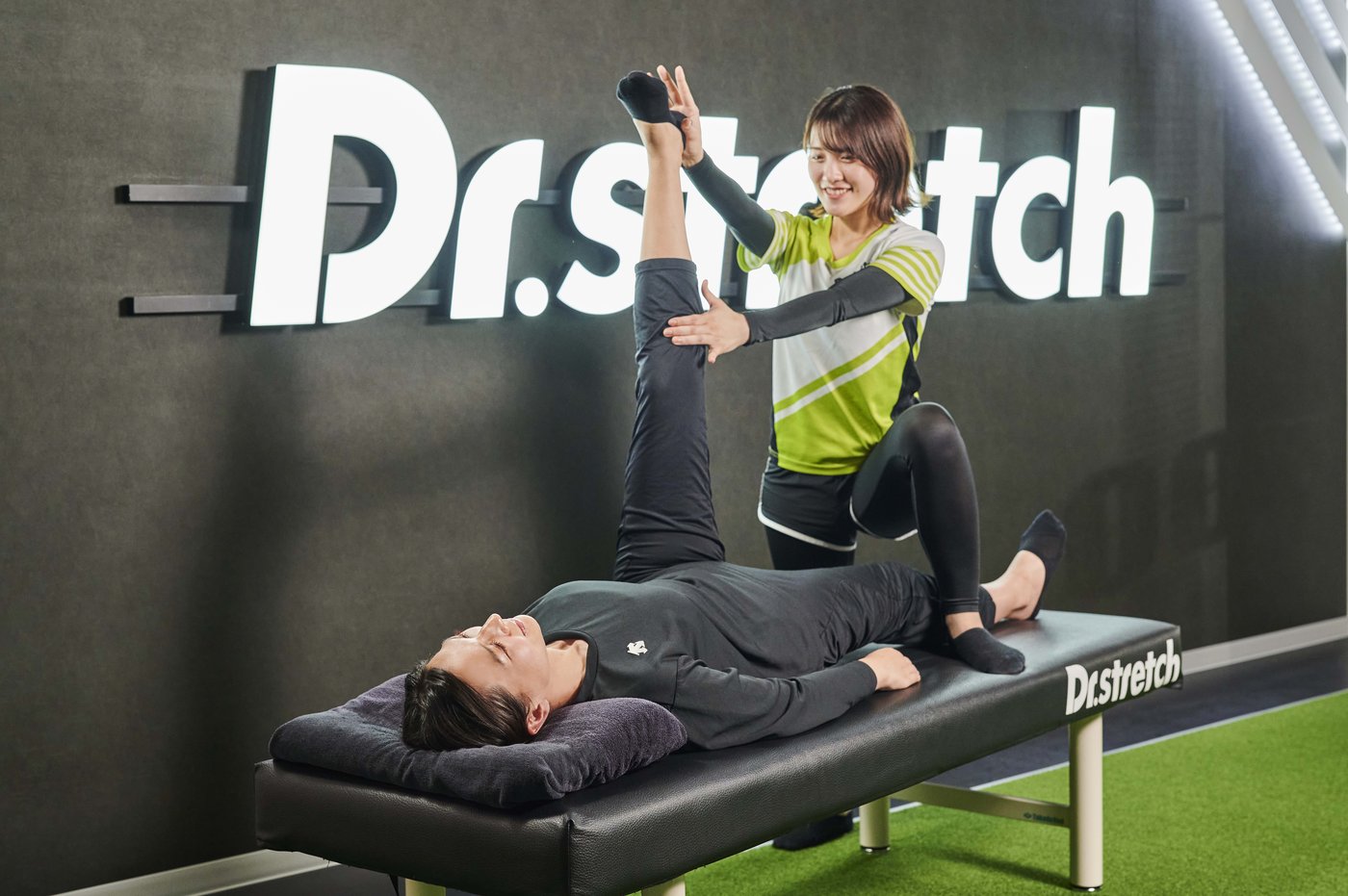 A trained specialist guiding a 1-on-1 assisted stretch in an open Dr.stretch studio in Singapore