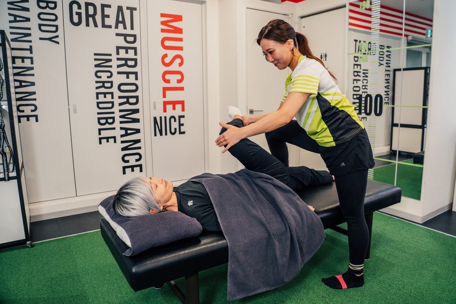 A 1-on-1 assisted stretch on the studio bench